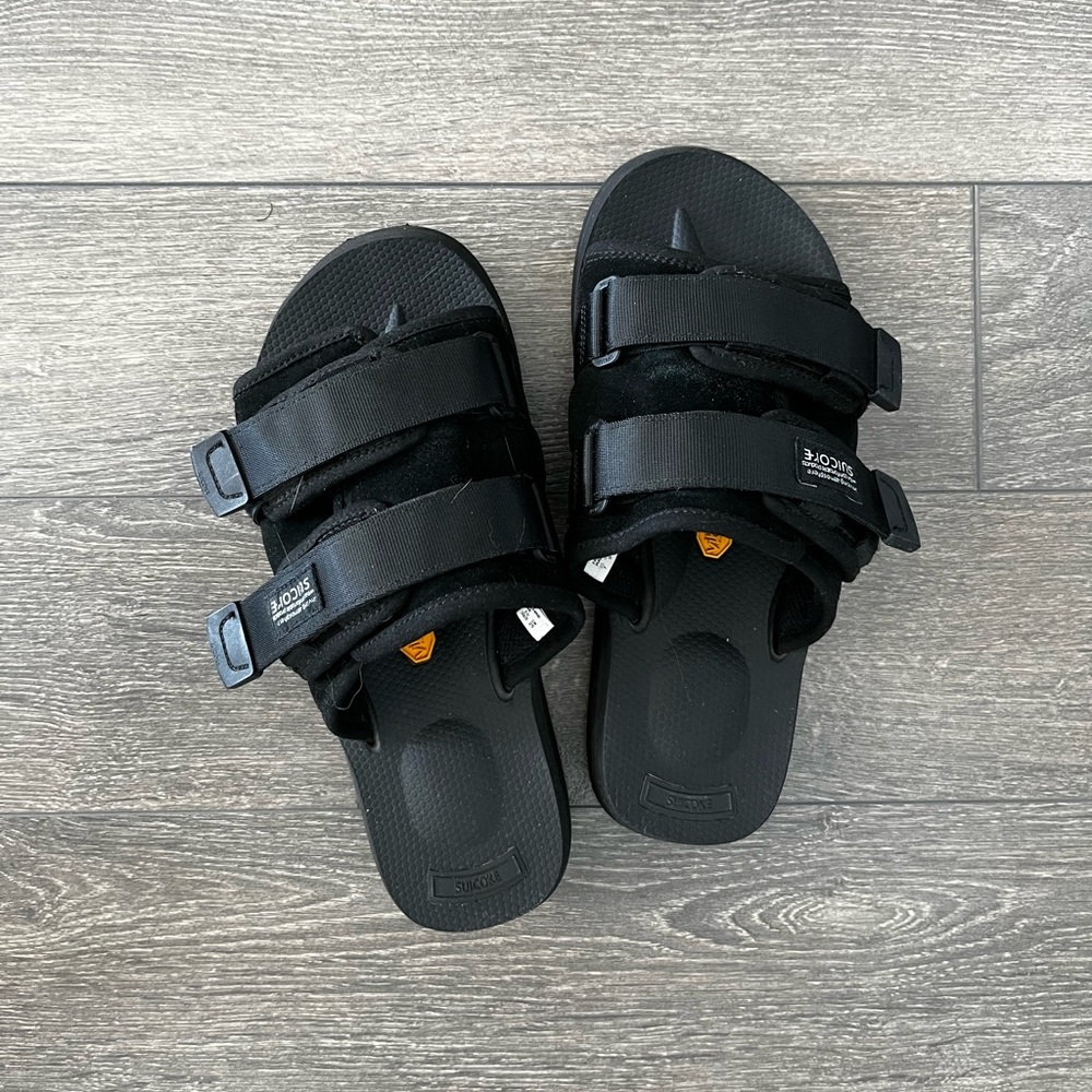 suicoke moto-vs sandals in black, vibram sole